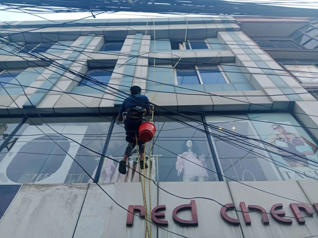 outdoor glass cleaning service